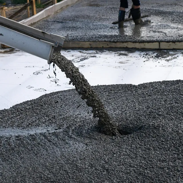 Betong helles fra betongbil